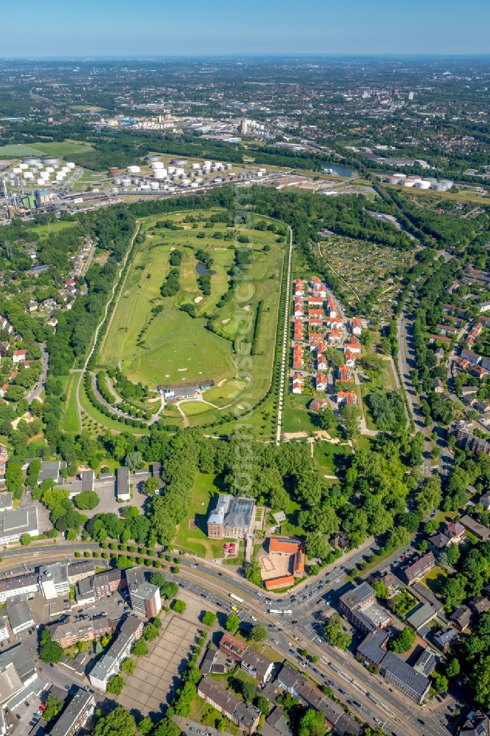 Gelsenkirchen from the bird's eye view: Grounds of the Golf course at Golfclub Schloss Horst e.V. on Johannastrasse in Gelsenkirchen in the state North Rhine-Westphalia