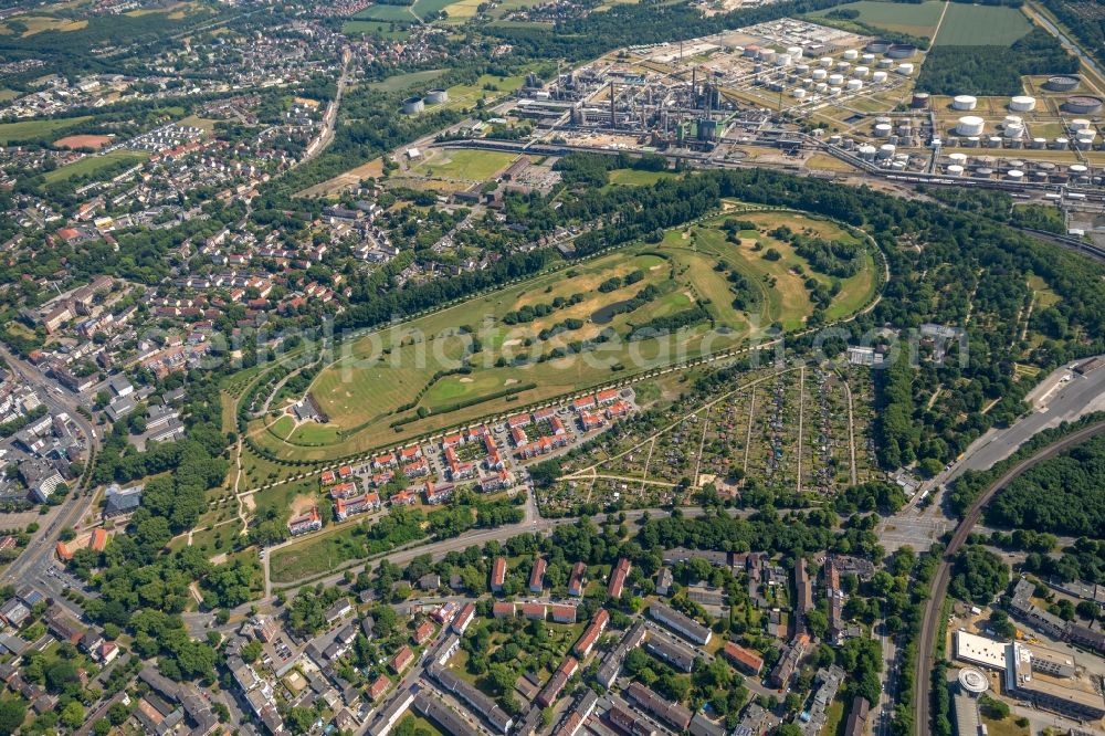 Gelsenkirchen from the bird's eye view: Grounds of the Golf course at Golfclub Schloss Horst e.V. on Johannastrasse in Gelsenkirchen in the state North Rhine-Westphalia