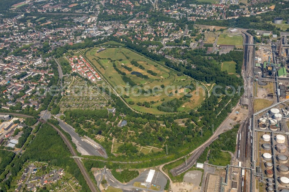 Gelsenkirchen from the bird's eye view: Grounds of the Golf course at Golfclub Schloss Horst e.V. on Johannastrasse in Gelsenkirchen in the state North Rhine-Westphalia