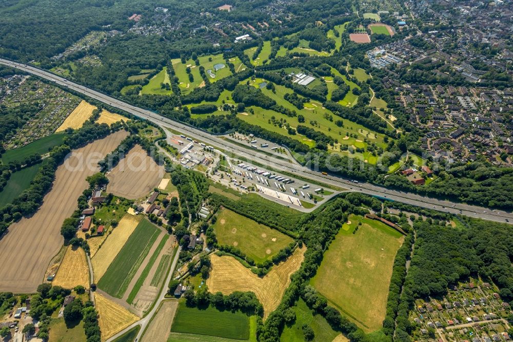 Aerial photograph Gelsenkirchen - Grounds of the Golf course at Gelsenkirchener Golfclub Haus Leythe e. V. on Middelicher Strasse in Gelsenkirchen in the state North Rhine-Westphalia, Germany