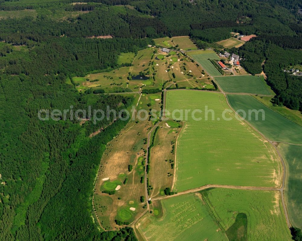 Aerial photograph Kirschweiler - Golf course of the Golf Club Edelstein-Hunsrueck in the state of Rhineland-Palatinate. The borough and municipiality is an official tourist resort and located in the county district of Birkenfeld, in the Hunsrueck region. The golf course is located on the edge of a forest in the West of the village