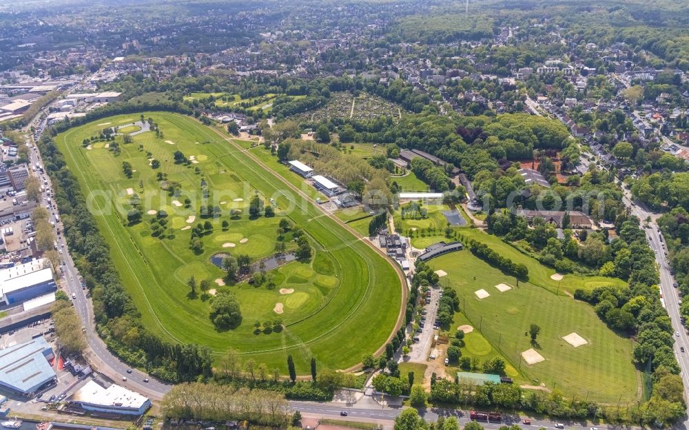 Mülheim an der Ruhr from the bird's eye view: Grounds of the Golf course at Golfclub Muelheim on Ruhr Raffelberg in Muelheim on the Ruhr at Ruhrgebiet in the state North Rhine-Westphalia, Germany