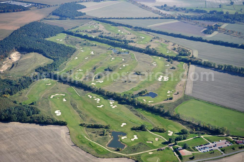 Groß Kienitz from above - Blick auf den Golfplatz Groß Kienitz südöstlich des Flughafen BBI- Neubau. Zu den Golfanlagen Gross Kienitz gehören ein 18 Loch Meisterschaftsplatz, ein öffentlicher 9 Loch Platz sowie ein ebenfalls öffentlicher 3 Loch Übungsparcours. Die Golfanlagen Gross Kienitz sind erreichbar An der Straße nach Dahlewitz in 15831 Groß Kienitz. View the golf course Great Kienitz southeast of the airport BBI Construction.