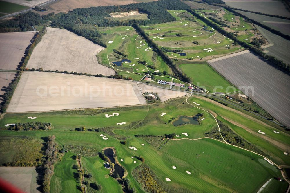 Groß Kienitz from the bird's eye view: Blick auf den Golfplatz Groß Kienitz südöstlich des Flughafen BBI- Neubau. Zu den Golfanlagen Gross Kienitz gehören ein 18 Loch Meisterschaftsplatz, ein öffentlicher 9 Loch Platz sowie ein ebenfalls öffentlicher 3 Loch Übungsparcours. Die Golfanlagen Gross Kienitz sind erreichbar An der Straße nach Dahlewitz in 15831 Groß Kienitz. View the golf course Great Kienitz southeast of the airport BBI Construction.