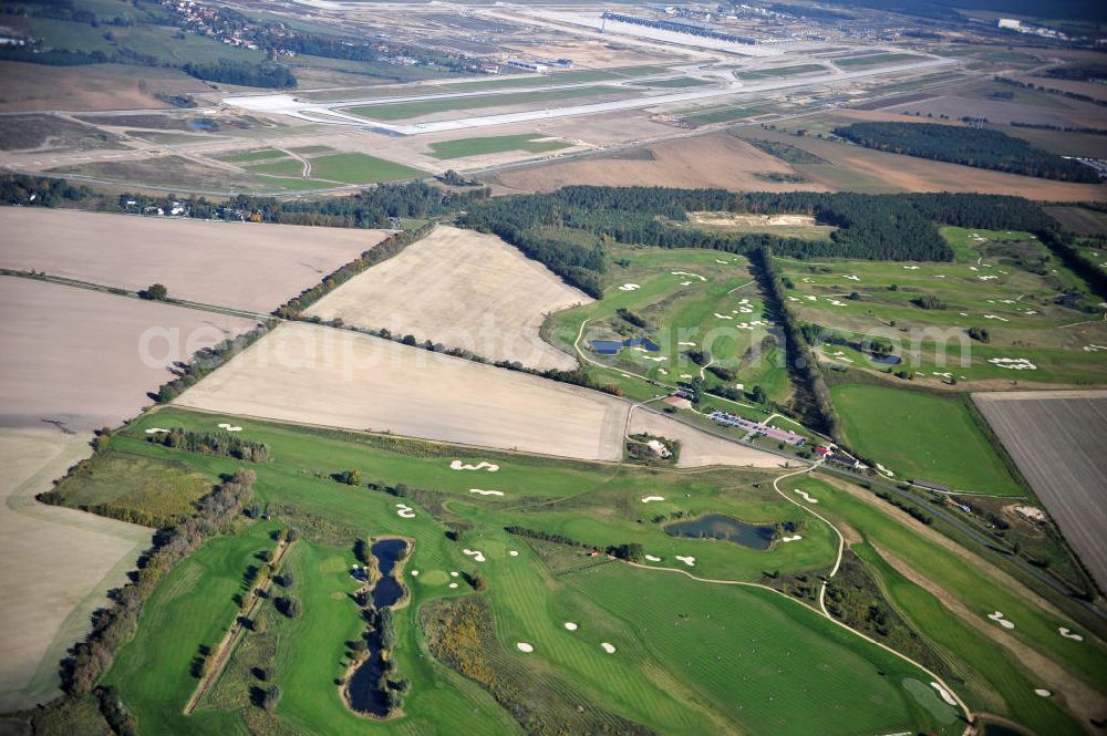 Aerial image Groß Kienitz - Blick auf den Golfplatz Groß Kienitz südöstlich des Flughafen BBI- Neubau. Zu den Golfanlagen Gross Kienitz gehören ein 18 Loch Meisterschaftsplatz, ein öffentlicher 9 Loch Platz sowie ein ebenfalls öffentlicher 3 Loch Übungsparcours. Die Golfanlagen Gross Kienitz sind erreichbar An der Straße nach Dahlewitz in 15831 Groß Kienitz. View the golf course Great Kienitz southeast of the airport BBI Construction.