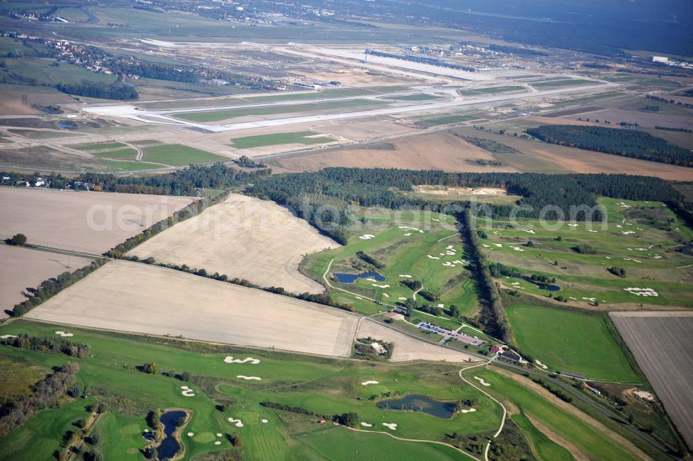 Aerial photograph Groß Kienitz - Blick auf den Golfplatz Groß Kienitz südöstlich des Flughafen BBI- Neubau. Zu den Golfanlagen Gross Kienitz gehören ein 18 Loch Meisterschaftsplatz, ein öffentlicher 9 Loch Platz sowie ein ebenfalls öffentlicher 3 Loch Übungsparcours. Die Golfanlagen Gross Kienitz sind erreichbar An der Straße nach Dahlewitz in 15831 Groß Kienitz. View the golf course Great Kienitz southeast of the airport BBI Construction.