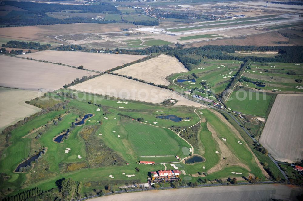 Groß Kienitz from above - Blick auf den Golfplatz Groß Kienitz südöstlich des Flughafen BBI- Neubau. Zu den Golfanlagen Gross Kienitz gehören ein 18 Loch Meisterschaftsplatz, ein öffentlicher 9 Loch Platz sowie ein ebenfalls öffentlicher 3 Loch Übungsparcours. Die Golfanlagen Gross Kienitz sind erreichbar An der Straße nach Dahlewitz in 15831 Groß Kienitz. View the golf course Great Kienitz southeast of the airport BBI Construction.