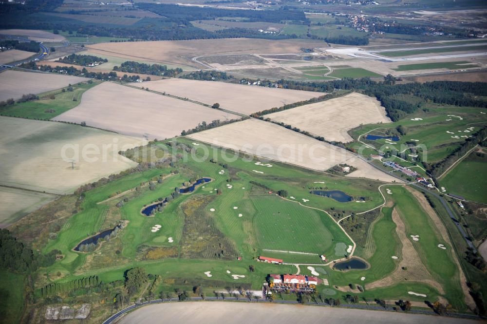 Groß Kienitz from the bird's eye view: Blick auf den Golfplatz Groß Kienitz südöstlich des Flughafen BBI- Neubau. Zu den Golfanlagen Gross Kienitz gehören ein 18 Loch Meisterschaftsplatz, ein öffentlicher 9 Loch Platz sowie ein ebenfalls öffentlicher 3 Loch Übungsparcours. Die Golfanlagen Gross Kienitz sind erreichbar An der Straße nach Dahlewitz in 15831 Groß Kienitz. View the golf course Great Kienitz southeast of the airport BBI Construction.