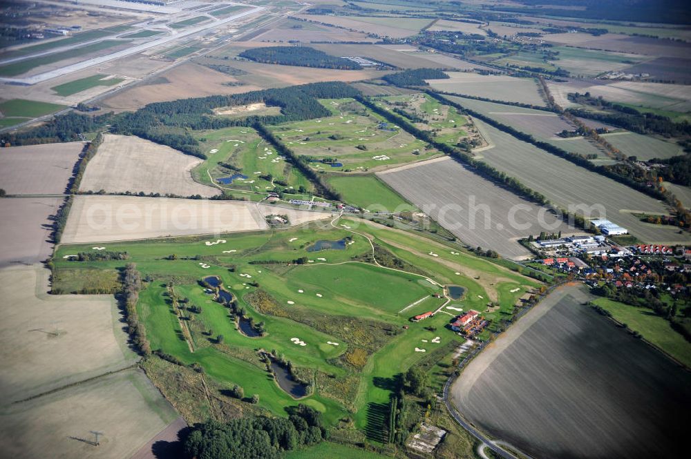 Aerial image Groß Kienitz - Blick auf den Golfplatz Groß Kienitz südöstlich des Flughafen BBI- Neubau. Zu den Golfanlagen Gross Kienitz gehören ein 18 Loch Meisterschaftsplatz, ein öffentlicher 9 Loch Platz sowie ein ebenfalls öffentlicher 3 Loch Übungsparcours. Die Golfanlagen Gross Kienitz sind erreichbar An der Straße nach Dahlewitz in 15831 Groß Kienitz. View the golf course Great Kienitz southeast of the airport BBI Construction.