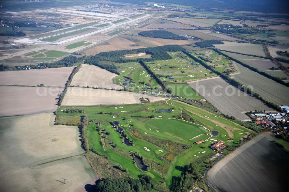 Aerial photograph Groß Kienitz - Blick auf den Golfplatz Groß Kienitz südöstlich des Flughafen BBI- Neubau. Zu den Golfanlagen Gross Kienitz gehören ein 18 Loch Meisterschaftsplatz, ein öffentlicher 9 Loch Platz sowie ein ebenfalls öffentlicher 3 Loch Übungsparcours. Die Golfanlagen Gross Kienitz sind erreichbar An der Straße nach Dahlewitz in 15831 Groß Kienitz. View the golf course Great Kienitz southeast of the airport BBI Construction.