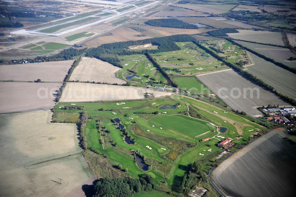 Groß Kienitz from above - Blick auf den Golfplatz Groß Kienitz südöstlich des Flughafen BBI- Neubau. Zu den Golfanlagen Gross Kienitz gehören ein 18 Loch Meisterschaftsplatz, ein öffentlicher 9 Loch Platz sowie ein ebenfalls öffentlicher 3 Loch Übungsparcours. Die Golfanlagen Gross Kienitz sind erreichbar An der Straße nach Dahlewitz in 15831 Groß Kienitz. View the golf course Great Kienitz southeast of the airport BBI Construction.