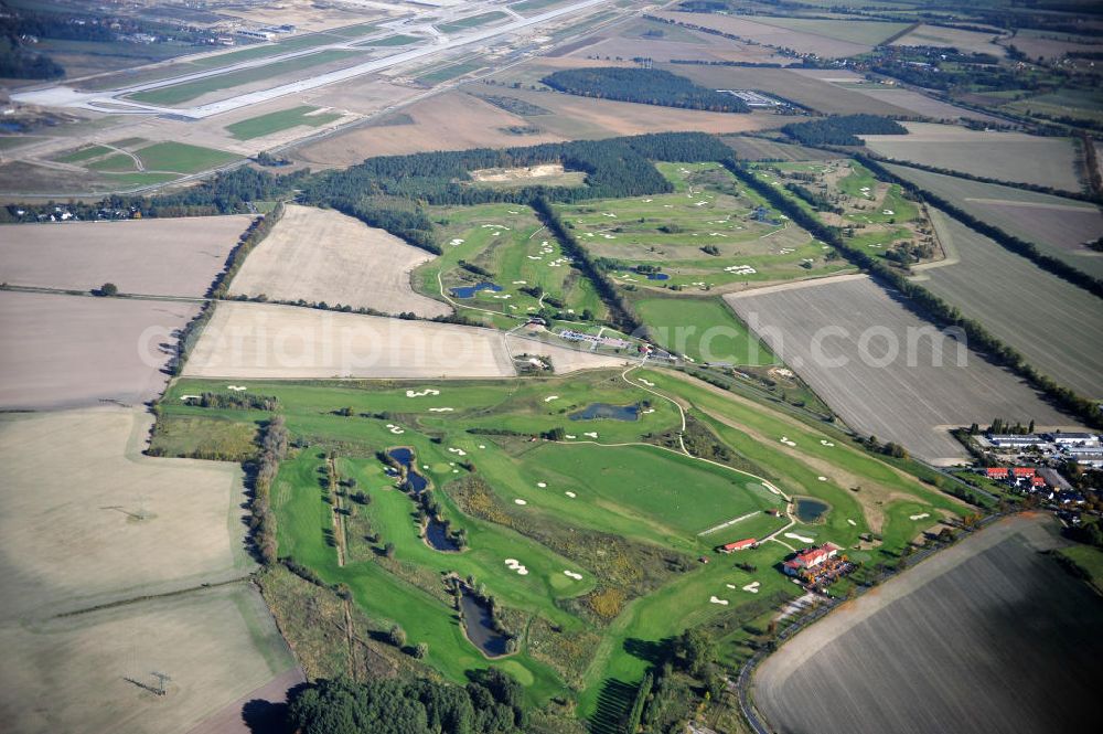 Groß Kienitz from the bird's eye view: Blick auf den Golfplatz Groß Kienitz südöstlich des Flughafen BBI- Neubau. Zu den Golfanlagen Gross Kienitz gehören ein 18 Loch Meisterschaftsplatz, ein öffentlicher 9 Loch Platz sowie ein ebenfalls öffentlicher 3 Loch Übungsparcours. Die Golfanlagen Gross Kienitz sind erreichbar An der Straße nach Dahlewitz in 15831 Groß Kienitz. View the golf course Great Kienitz southeast of the airport BBI Construction.