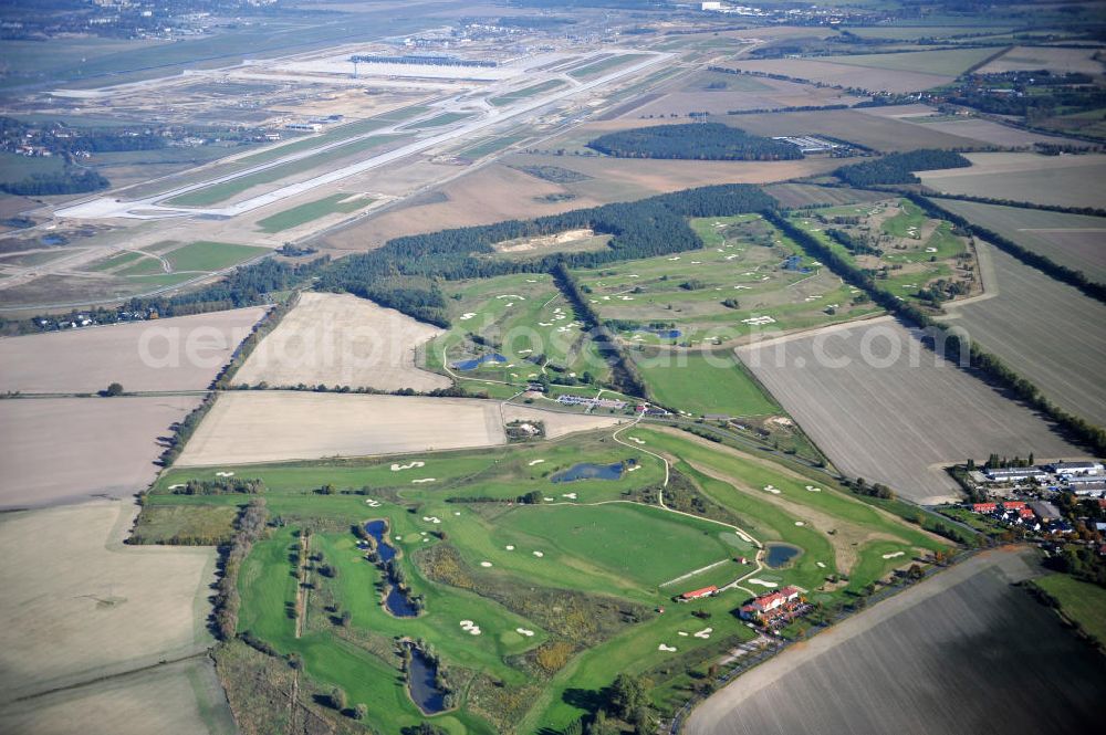 Aerial image Groß Kienitz - Blick auf den Golfplatz Groß Kienitz südöstlich des Flughafen BBI- Neubau. Zu den Golfanlagen Gross Kienitz gehören ein 18 Loch Meisterschaftsplatz, ein öffentlicher 9 Loch Platz sowie ein ebenfalls öffentlicher 3 Loch Übungsparcours. Die Golfanlagen Gross Kienitz sind erreichbar An der Straße nach Dahlewitz in 15831 Groß Kienitz. View the golf course Great Kienitz southeast of the airport BBI Construction.