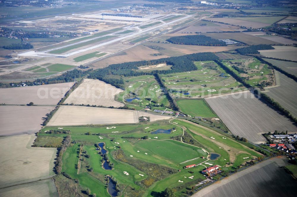 Aerial photograph Groß Kienitz - Blick auf den Golfplatz Groß Kienitz südöstlich des Flughafen BBI- Neubau. Zu den Golfanlagen Gross Kienitz gehören ein 18 Loch Meisterschaftsplatz, ein öffentlicher 9 Loch Platz sowie ein ebenfalls öffentlicher 3 Loch Übungsparcours. Die Golfanlagen Gross Kienitz sind erreichbar An der Straße nach Dahlewitz in 15831 Groß Kienitz. View the golf course Great Kienitz southeast of the airport BBI Construction.