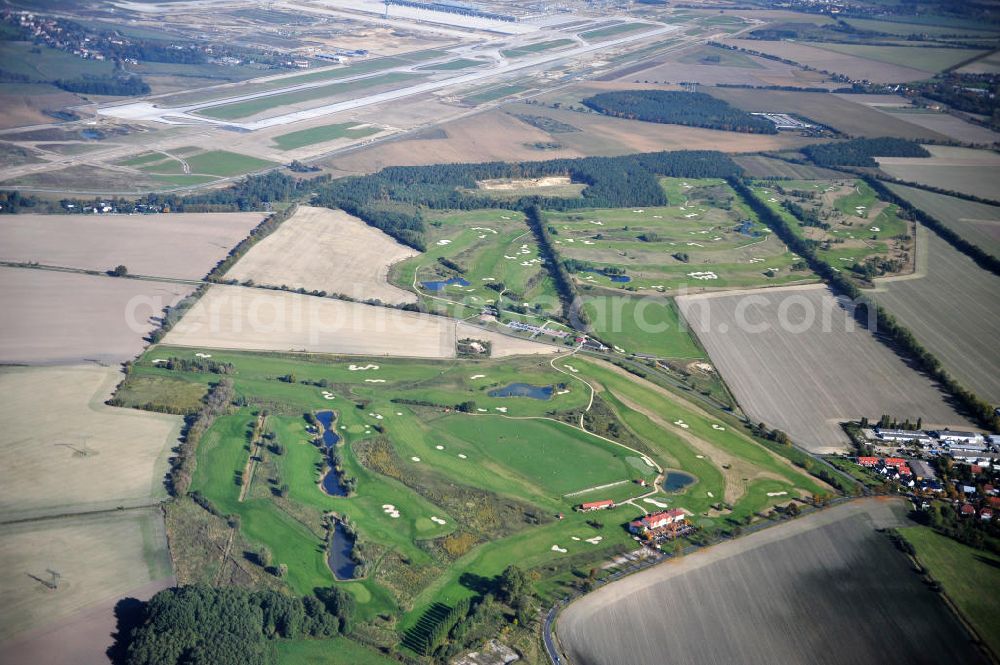 Groß Kienitz from above - Blick auf den Golfplatz Groß Kienitz südöstlich des Flughafen BBI- Neubau. Zu den Golfanlagen Gross Kienitz gehören ein 18 Loch Meisterschaftsplatz, ein öffentlicher 9 Loch Platz sowie ein ebenfalls öffentlicher 3 Loch Übungsparcours. Die Golfanlagen Gross Kienitz sind erreichbar An der Straße nach Dahlewitz in 15831 Groß Kienitz. View the golf course Great Kienitz southeast of the airport BBI Construction.