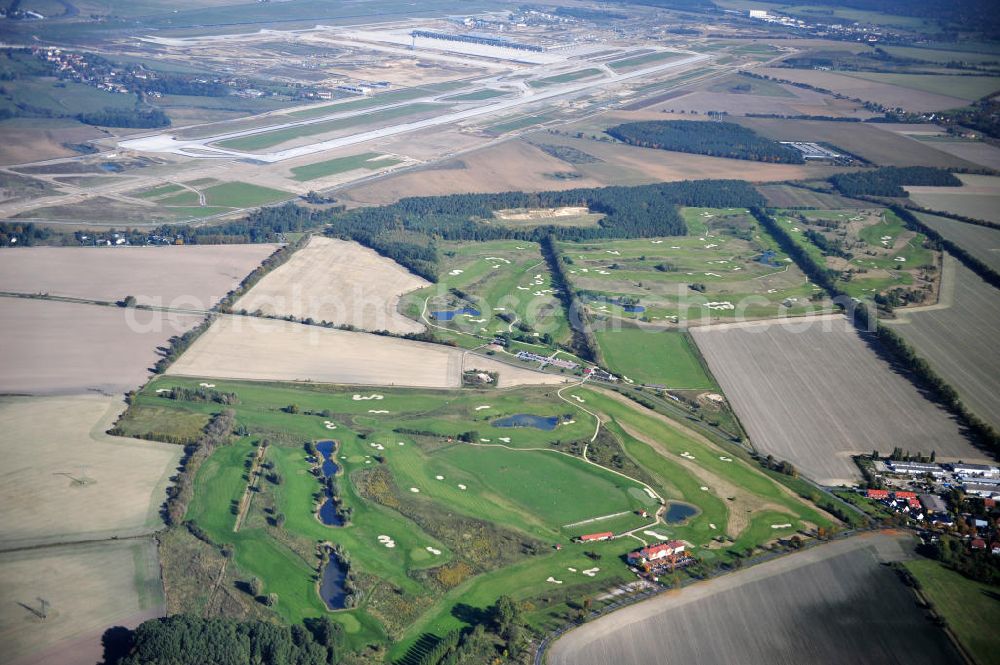 Groß Kienitz from the bird's eye view: Blick auf den Golfplatz Groß Kienitz südöstlich des Flughafen BBI- Neubau. Zu den Golfanlagen Gross Kienitz gehören ein 18 Loch Meisterschaftsplatz, ein öffentlicher 9 Loch Platz sowie ein ebenfalls öffentlicher 3 Loch Übungsparcours. Die Golfanlagen Gross Kienitz sind erreichbar An der Straße nach Dahlewitz in 15831 Groß Kienitz. View the golf course Great Kienitz southeast of the airport BBI Construction.