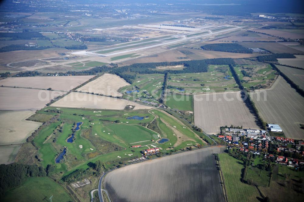 Aerial image Groß Kienitz - Blick auf den Golfplatz Groß Kienitz südöstlich des Flughafen BBI- Neubau. Zu den Golfanlagen Gross Kienitz gehören ein 18 Loch Meisterschaftsplatz, ein öffentlicher 9 Loch Platz sowie ein ebenfalls öffentlicher 3 Loch Übungsparcours. Die Golfanlagen Gross Kienitz sind erreichbar An der Straße nach Dahlewitz in 15831 Groß Kienitz. View the golf course Great Kienitz southeast of the airport BBI Construction.