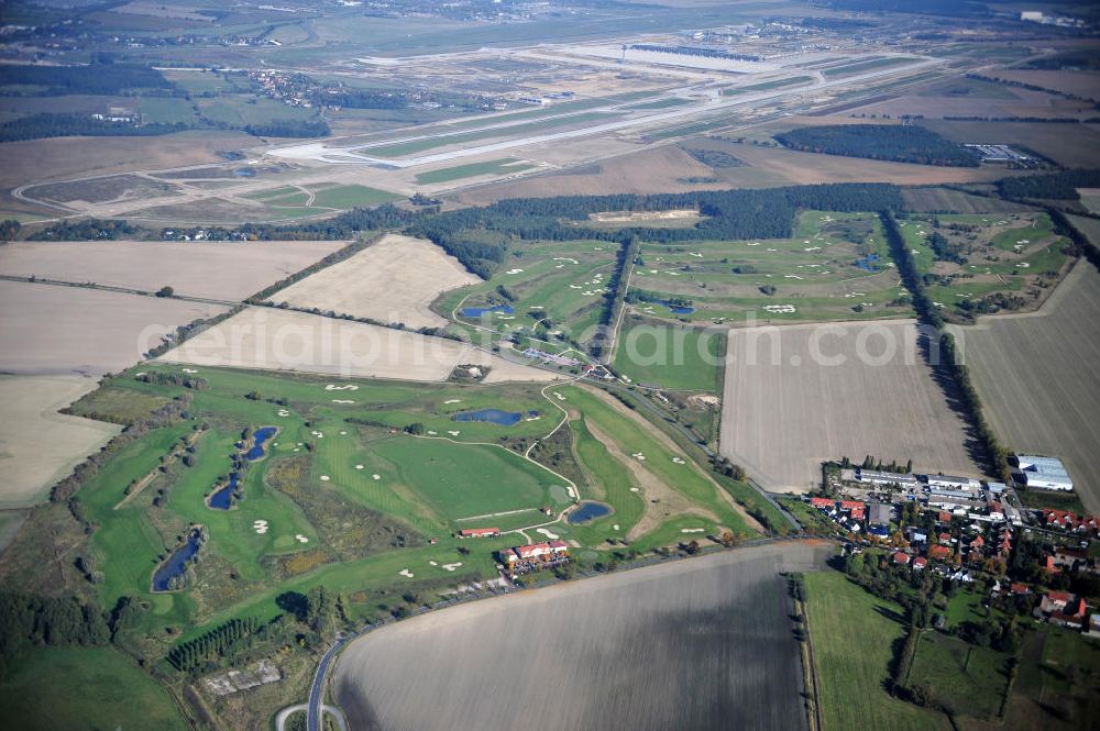 Aerial photograph Groß Kienitz - Blick auf den Golfplatz Groß Kienitz südöstlich des Flughafen BBI- Neubau. Zu den Golfanlagen Gross Kienitz gehören ein 18 Loch Meisterschaftsplatz, ein öffentlicher 9 Loch Platz sowie ein ebenfalls öffentlicher 3 Loch Übungsparcours. Die Golfanlagen Gross Kienitz sind erreichbar An der Straße nach Dahlewitz in 15831 Groß Kienitz. View the golf course Great Kienitz southeast of the airport BBI Construction.