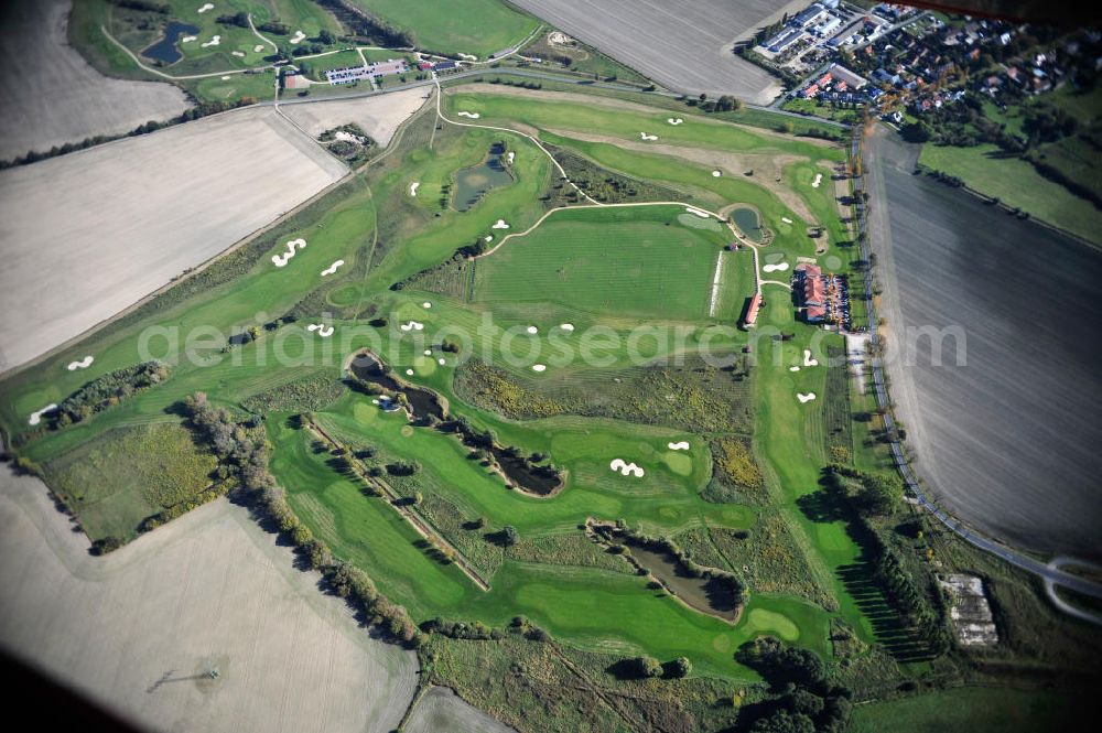 Groß Kienitz from above - Blick auf den Golfplatz Groß Kienitz südöstlich des Flughafen BBI- Neubau. Zu den Golfanlagen Gross Kienitz gehören ein 18 Loch Meisterschaftsplatz, ein öffentlicher 9 Loch Platz sowie ein ebenfalls öffentlicher 3 Loch Übungsparcours. Die Golfanlagen Gross Kienitz sind erreichbar An der Straße nach Dahlewitz in 15831 Groß Kienitz. View the golf course Great Kienitz southeast of the airport BBI Construction.