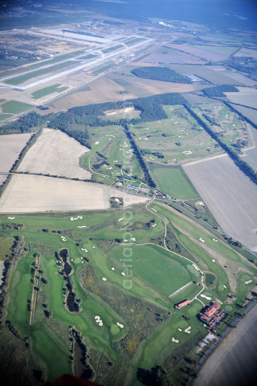 Groß Kienitz from the bird's eye view: Blick auf den Golfplatz Groß Kienitz südöstlich des Flughafen BBI- Neubau. Zu den Golfanlagen Gross Kienitz gehören ein 18 Loch Meisterschaftsplatz, ein öffentlicher 9 Loch Platz sowie ein ebenfalls öffentlicher 3 Loch Übungsparcours. Die Golfanlagen Gross Kienitz sind erreichbar An der Straße nach Dahlewitz in 15831 Groß Kienitz. View the golf course Great Kienitz southeast of the airport BBI Construction.