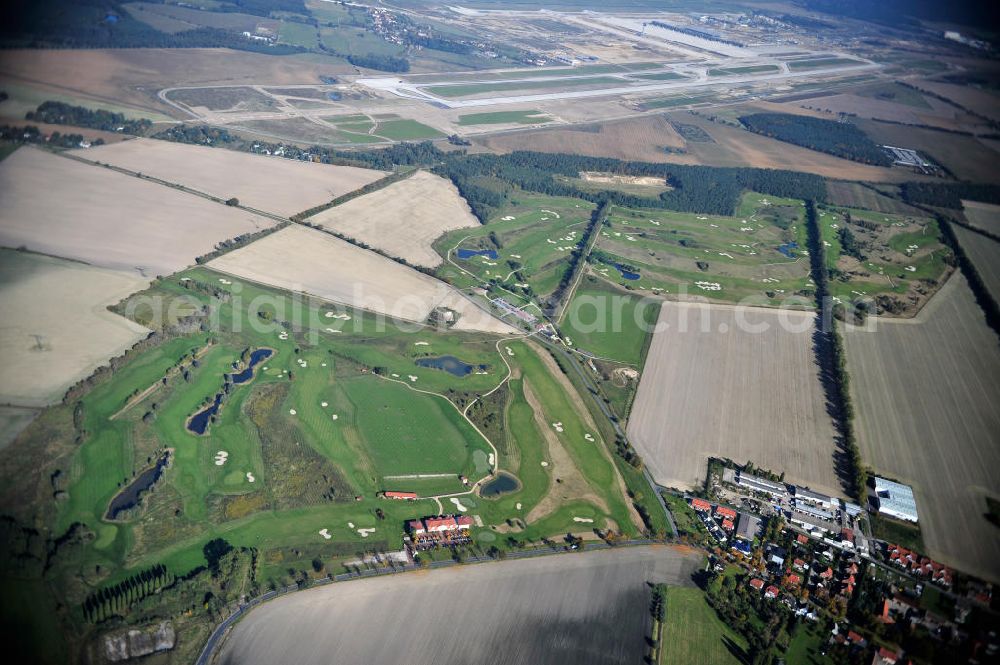 Aerial image Groß Kienitz - Blick auf den Golfplatz Groß Kienitz südöstlich des Flughafen BBI- Neubau. Zu den Golfanlagen Gross Kienitz gehören ein 18 Loch Meisterschaftsplatz, ein öffentlicher 9 Loch Platz sowie ein ebenfalls öffentlicher 3 Loch Übungsparcours. Die Golfanlagen Gross Kienitz sind erreichbar An der Straße nach Dahlewitz in 15831 Groß Kienitz. View the golf course Great Kienitz southeast of the airport BBI Construction.