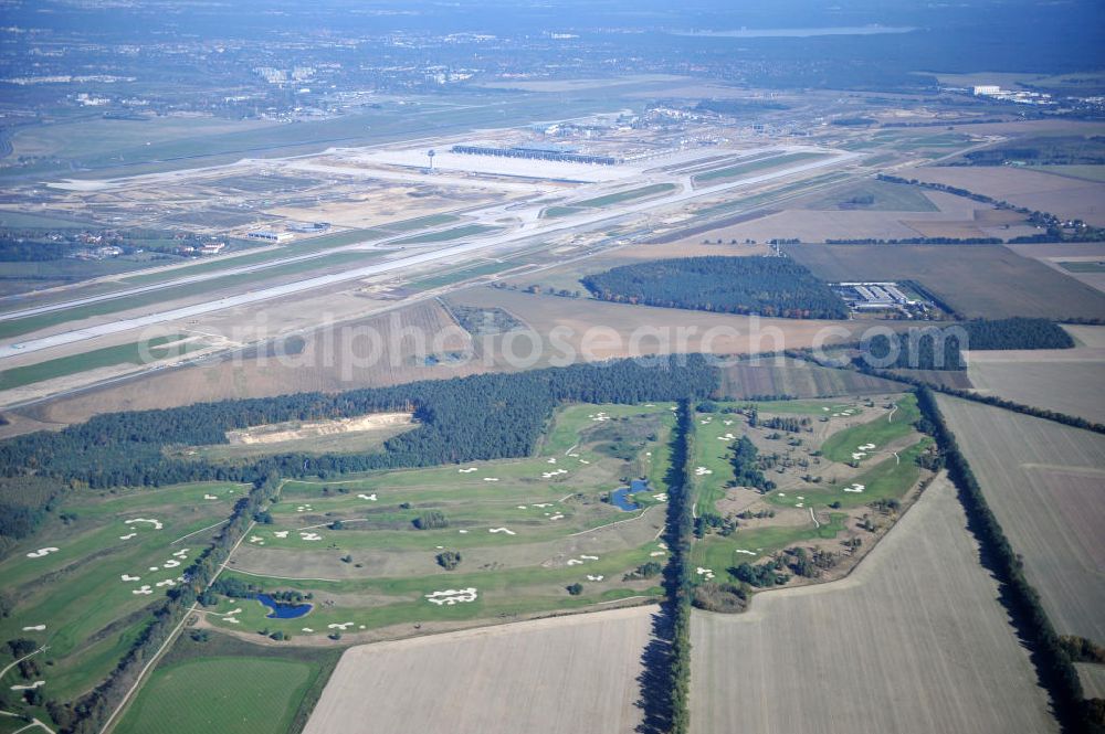 Aerial photograph Groß Kienitz - Blick auf den Golfplatz Groß Kienitz südöstlich des Flughafen BBI- Neubau. Zu den Golfanlagen Gross Kienitz gehören ein 18 Loch Meisterschaftsplatz, ein öffentlicher 9 Loch Platz sowie ein ebenfalls öffentlicher 3 Loch Übungsparcours. Die Golfanlagen Gross Kienitz sind erreichbar An der Straße nach Dahlewitz in 15831 Groß Kienitz. View the golf course Great Kienitz southeast of the airport BBI Construction.