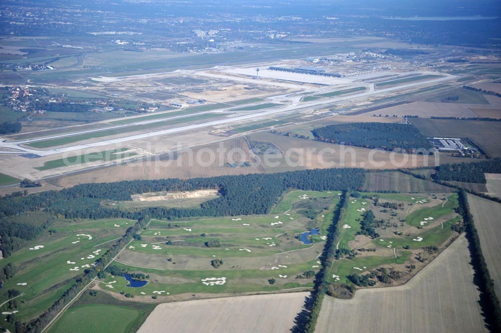 Groß Kienitz from above - Blick auf den Golfplatz Groß Kienitz südöstlich des Flughafen BBI- Neubau. Zu den Golfanlagen Gross Kienitz gehören ein 18 Loch Meisterschaftsplatz, ein öffentlicher 9 Loch Platz sowie ein ebenfalls öffentlicher 3 Loch Übungsparcours. Die Golfanlagen Gross Kienitz sind erreichbar An der Straße nach Dahlewitz in 15831 Groß Kienitz. View the golf course Great Kienitz southeast of the airport BBI Construction.