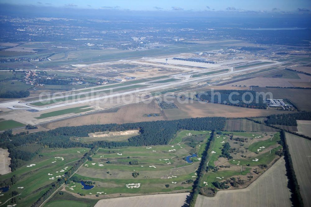 Groß Kienitz from the bird's eye view: Blick auf den Golfplatz Groß Kienitz südöstlich des Flughafen BBI- Neubau. Zu den Golfanlagen Gross Kienitz gehören ein 18 Loch Meisterschaftsplatz, ein öffentlicher 9 Loch Platz sowie ein ebenfalls öffentlicher 3 Loch Übungsparcours. Die Golfanlagen Gross Kienitz sind erreichbar An der Straße nach Dahlewitz in 15831 Groß Kienitz. View the golf course Great Kienitz southeast of the airport BBI Construction.