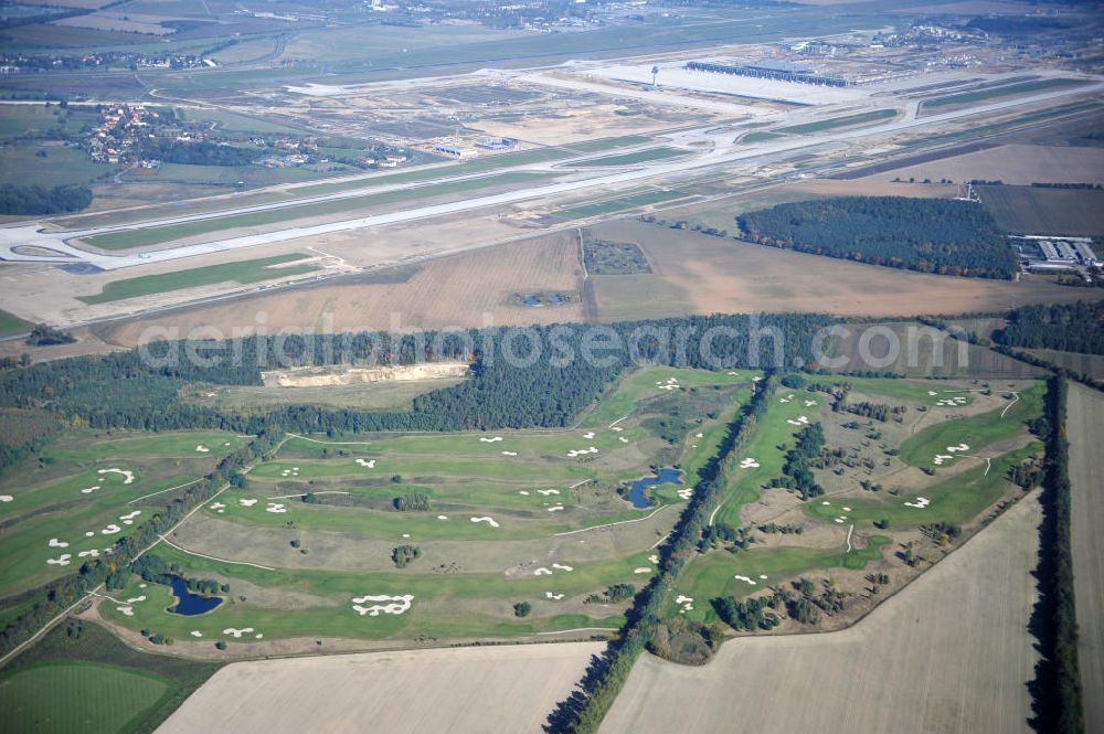 Aerial image Groß Kienitz - Blick auf den Golfplatz Groß Kienitz südöstlich des Flughafen BBI- Neubau. Zu den Golfanlagen Gross Kienitz gehören ein 18 Loch Meisterschaftsplatz, ein öffentlicher 9 Loch Platz sowie ein ebenfalls öffentlicher 3 Loch Übungsparcours. Die Golfanlagen Gross Kienitz sind erreichbar An der Straße nach Dahlewitz in 15831 Groß Kienitz. View the golf course Great Kienitz southeast of the airport BBI Construction.