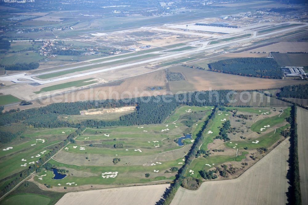 Aerial photograph Groß Kienitz - Blick auf den Golfplatz Groß Kienitz südöstlich des Flughafen BBI- Neubau. Zu den Golfanlagen Gross Kienitz gehören ein 18 Loch Meisterschaftsplatz, ein öffentlicher 9 Loch Platz sowie ein ebenfalls öffentlicher 3 Loch Übungsparcours. Die Golfanlagen Gross Kienitz sind erreichbar An der Straße nach Dahlewitz in 15831 Groß Kienitz. View the golf course Great Kienitz southeast of the airport BBI Construction.