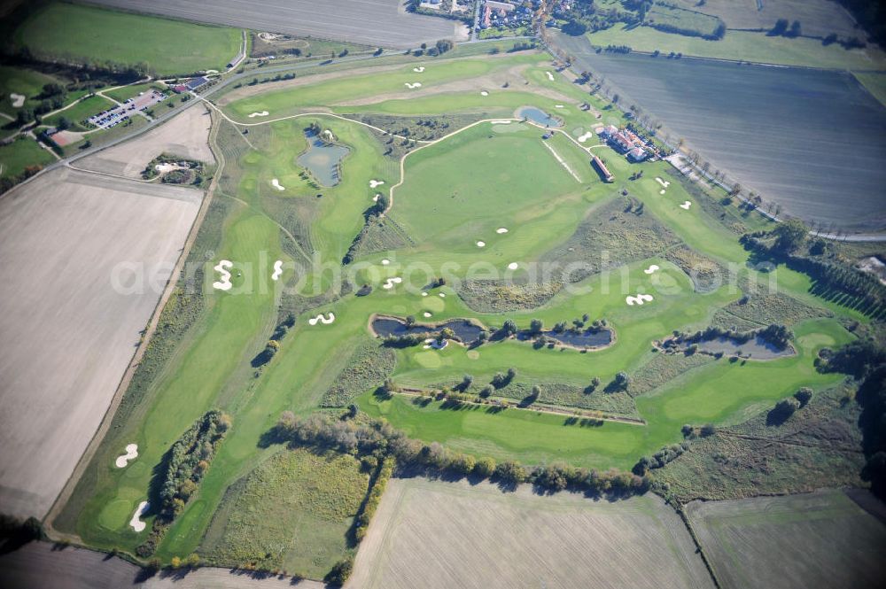 Groß Kienitz from above - Blick auf den Golfplatz Groß Kienitz südöstlich des Flughafen BBI- Neubau. Zu den Golfanlagen Gross Kienitz gehören ein 18 Loch Meisterschaftsplatz, ein öffentlicher 9 Loch Platz sowie ein ebenfalls öffentlicher 3 Loch Übungsparcours. Die Golfanlagen Gross Kienitz sind erreichbar An der Straße nach Dahlewitz in 15831 Groß Kienitz. View the golf course Great Kienitz southeast of the airport BBI Construction.