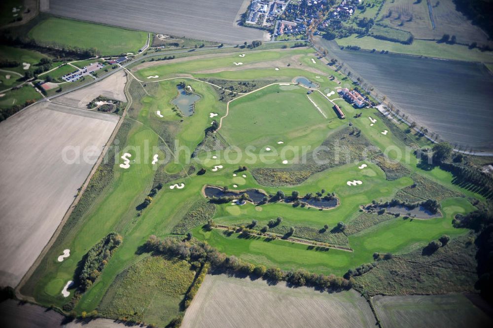 Groß Kienitz from the bird's eye view: Blick auf den Golfplatz Groß Kienitz südöstlich des Flughafen BBI- Neubau. Zu den Golfanlagen Gross Kienitz gehören ein 18 Loch Meisterschaftsplatz, ein öffentlicher 9 Loch Platz sowie ein ebenfalls öffentlicher 3 Loch Übungsparcours. Die Golfanlagen Gross Kienitz sind erreichbar An der Straße nach Dahlewitz in 15831 Groß Kienitz. View the golf course Great Kienitz southeast of the airport BBI Construction.