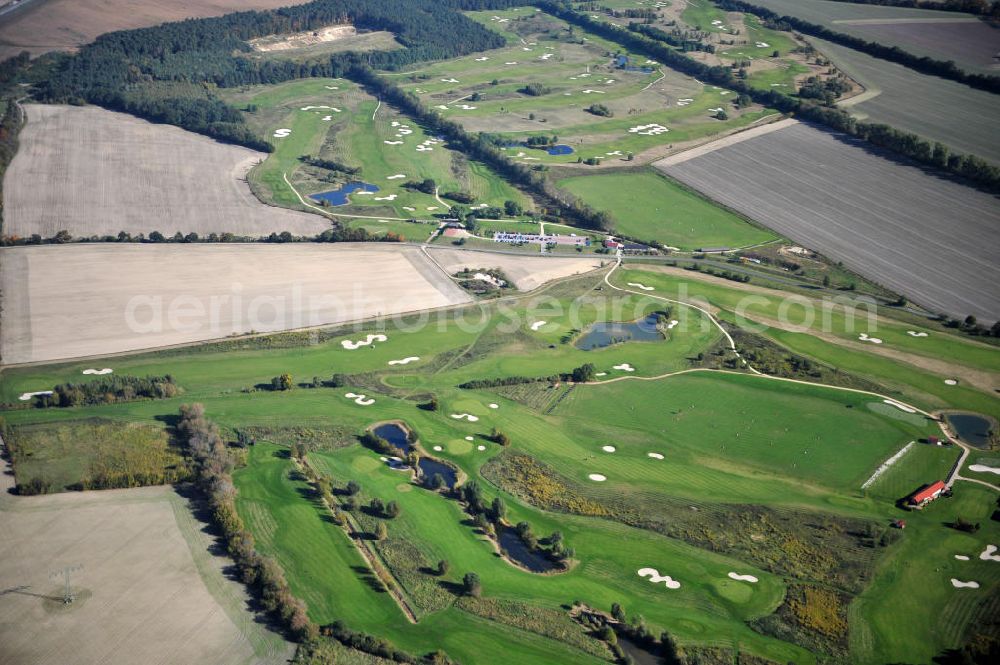 Aerial image Groß Kienitz - Blick auf den Golfplatz Groß Kienitz südöstlich des Flughafen BBI- Neubau. Zu den Golfanlagen Gross Kienitz gehören ein 18 Loch Meisterschaftsplatz, ein öffentlicher 9 Loch Platz sowie ein ebenfalls öffentlicher 3 Loch Übungsparcours. Die Golfanlagen Gross Kienitz sind erreichbar An der Straße nach Dahlewitz in 15831 Groß Kienitz. View the golf course Great Kienitz southeast of the airport BBI Construction.