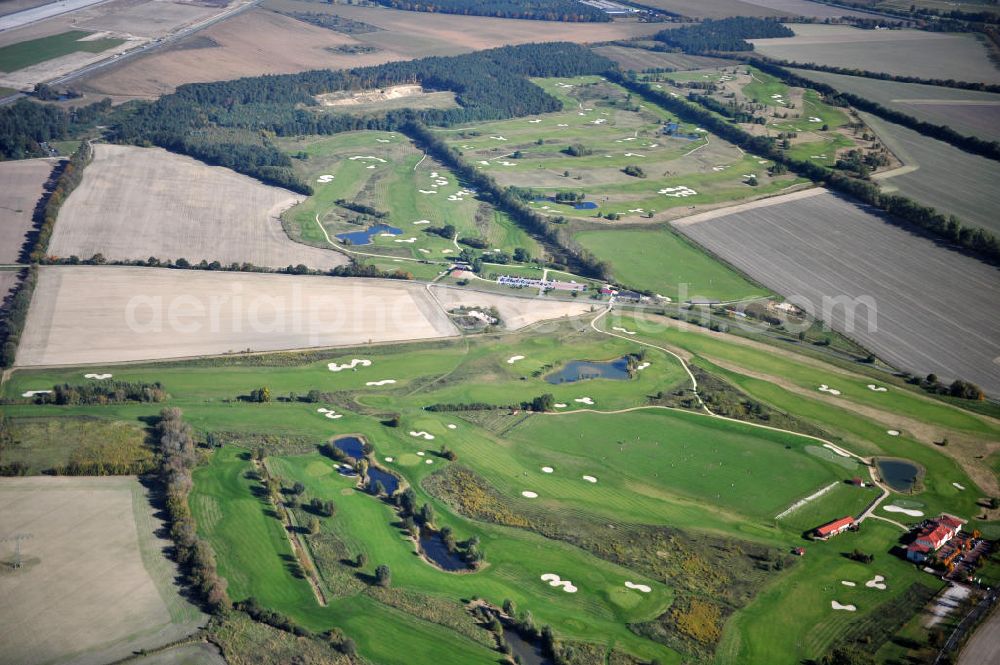 Aerial photograph Groß Kienitz - Blick auf den Golfplatz Groß Kienitz südöstlich des Flughafen BBI- Neubau. Zu den Golfanlagen Gross Kienitz gehören ein 18 Loch Meisterschaftsplatz, ein öffentlicher 9 Loch Platz sowie ein ebenfalls öffentlicher 3 Loch Übungsparcours. Die Golfanlagen Gross Kienitz sind erreichbar An der Straße nach Dahlewitz in 15831 Groß Kienitz. View the golf course Great Kienitz southeast of the airport BBI Construction.