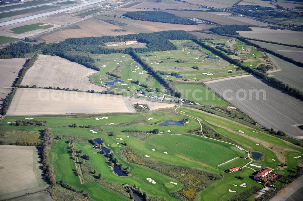 Groß Kienitz from above - Blick auf den Golfplatz Groß Kienitz südöstlich des Flughafen BBI- Neubau. Zu den Golfanlagen Gross Kienitz gehören ein 18 Loch Meisterschaftsplatz, ein öffentlicher 9 Loch Platz sowie ein ebenfalls öffentlicher 3 Loch Übungsparcours. Die Golfanlagen Gross Kienitz sind erreichbar An der Straße nach Dahlewitz in 15831 Groß Kienitz. View the golf course Great Kienitz southeast of the airport BBI Construction.