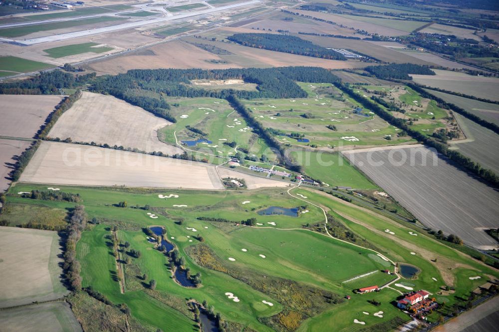 Groß Kienitz from the bird's eye view: Blick auf den Golfplatz Groß Kienitz südöstlich des Flughafen BBI- Neubau. Zu den Golfanlagen Gross Kienitz gehören ein 18 Loch Meisterschaftsplatz, ein öffentlicher 9 Loch Platz sowie ein ebenfalls öffentlicher 3 Loch Übungsparcours. Die Golfanlagen Gross Kienitz sind erreichbar An der Straße nach Dahlewitz in 15831 Groß Kienitz. View the golf course Great Kienitz southeast of the airport BBI Construction.