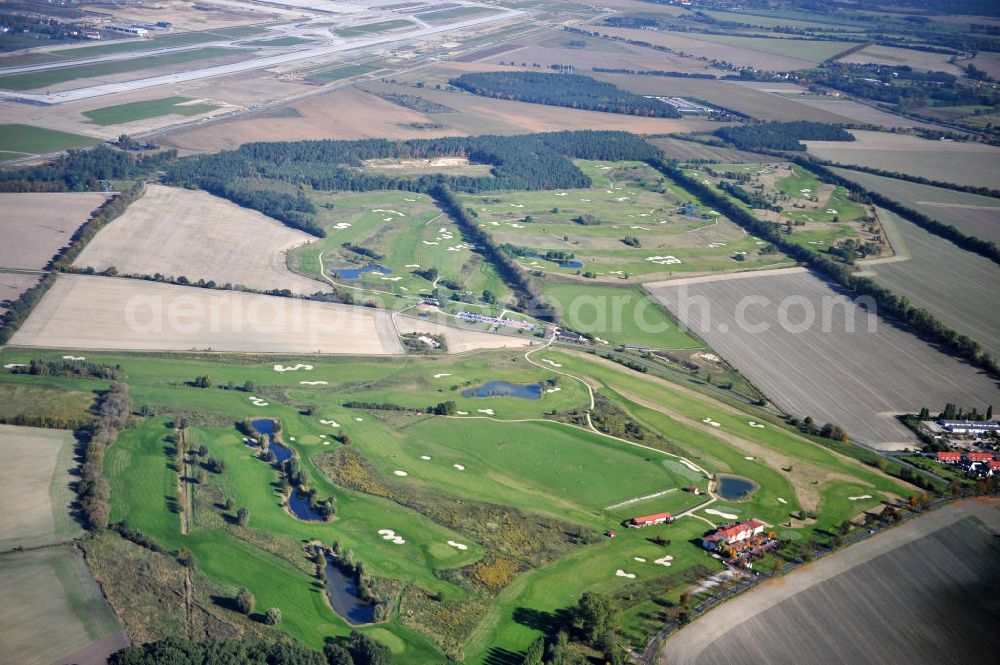 Aerial image Groß Kienitz - Blick auf den Golfplatz Groß Kienitz südöstlich des Flughafen BBI- Neubau. Zu den Golfanlagen Gross Kienitz gehören ein 18 Loch Meisterschaftsplatz, ein öffentlicher 9 Loch Platz sowie ein ebenfalls öffentlicher 3 Loch Übungsparcours. Die Golfanlagen Gross Kienitz sind erreichbar An der Straße nach Dahlewitz in 15831 Groß Kienitz. View the golf course Great Kienitz southeast of the airport BBI Construction.