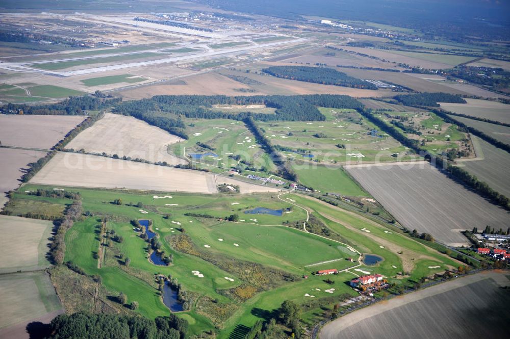 Aerial photograph Groß Kienitz - Blick auf den Golfplatz Groß Kienitz südöstlich des Flughafen BBI- Neubau. Zu den Golfanlagen Gross Kienitz gehören ein 18 Loch Meisterschaftsplatz, ein öffentlicher 9 Loch Platz sowie ein ebenfalls öffentlicher 3 Loch Übungsparcours. Die Golfanlagen Gross Kienitz sind erreichbar An der Straße nach Dahlewitz in 15831 Groß Kienitz. View the golf course Great Kienitz southeast of the airport BBI Construction.