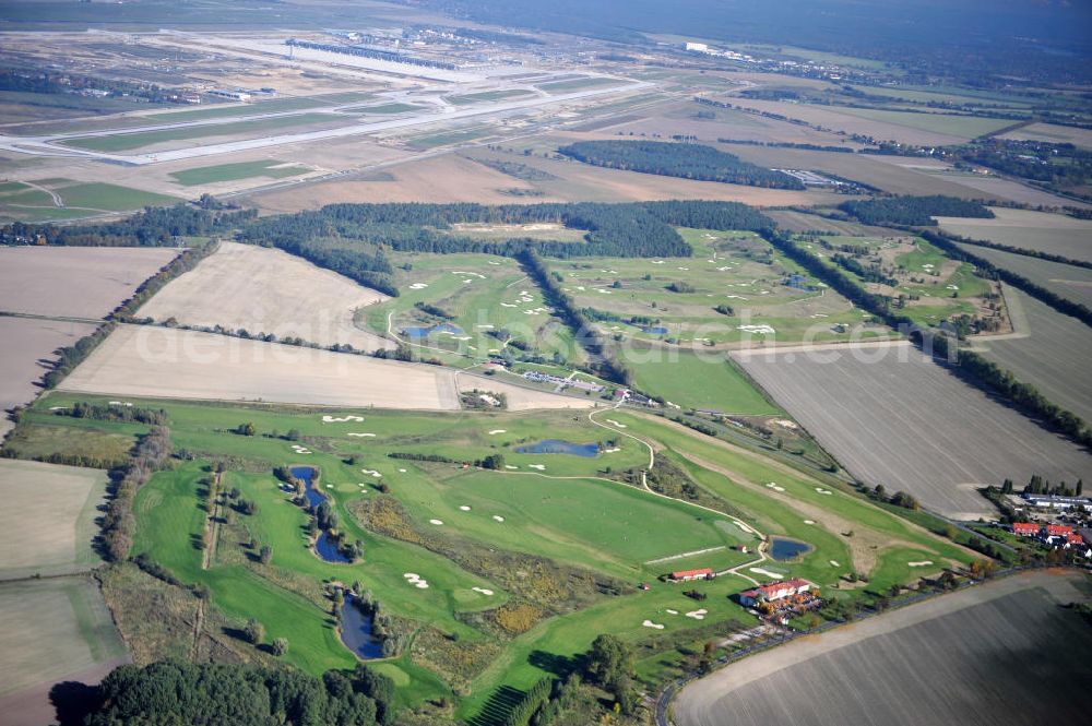 Groß Kienitz from above - Blick auf den Golfplatz Groß Kienitz südöstlich des Flughafen BBI- Neubau. Zu den Golfanlagen Gross Kienitz gehören ein 18 Loch Meisterschaftsplatz, ein öffentlicher 9 Loch Platz sowie ein ebenfalls öffentlicher 3 Loch Übungsparcours. Die Golfanlagen Gross Kienitz sind erreichbar An der Straße nach Dahlewitz in 15831 Groß Kienitz. View the golf course Great Kienitz southeast of the airport BBI Construction.