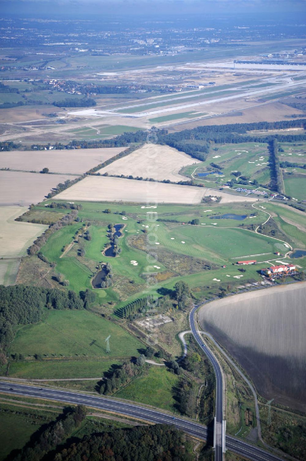 Groß Kienitz from the bird's eye view: Blick auf den Golfplatz Groß Kienitz südöstlich des Flughafen BBI- Neubau. Zu den Golfanlagen Gross Kienitz gehören ein 18 Loch Meisterschaftsplatz, ein öffentlicher 9 Loch Platz sowie ein ebenfalls öffentlicher 3 Loch Übungsparcours. Die Golfanlagen Gross Kienitz sind erreichbar An der Straße nach Dahlewitz in 15831 Groß Kienitz. View the golf course Great Kienitz southeast of the airport BBI Construction.