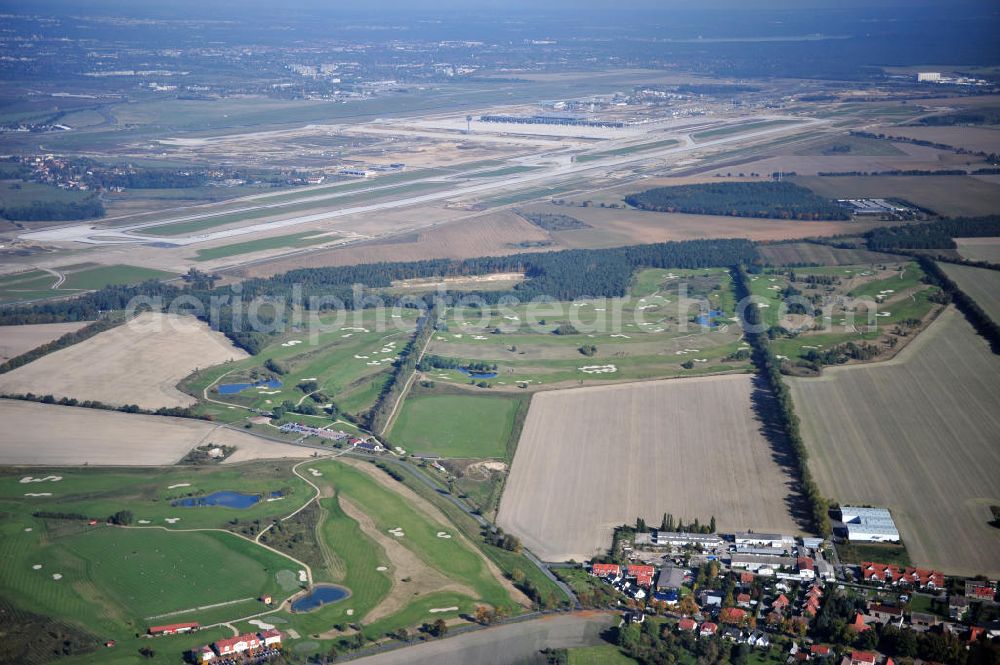 Aerial image Groß Kienitz - Blick auf den Golfplatz Groß Kienitz südöstlich des Flughafen BBI- Neubau. Zu den Golfanlagen Gross Kienitz gehören ein 18 Loch Meisterschaftsplatz, ein öffentlicher 9 Loch Platz sowie ein ebenfalls öffentlicher 3 Loch Übungsparcours. Die Golfanlagen Gross Kienitz sind erreichbar An der Straße nach Dahlewitz in 15831 Groß Kienitz. View the golf course Great Kienitz southeast of the airport BBI Construction.