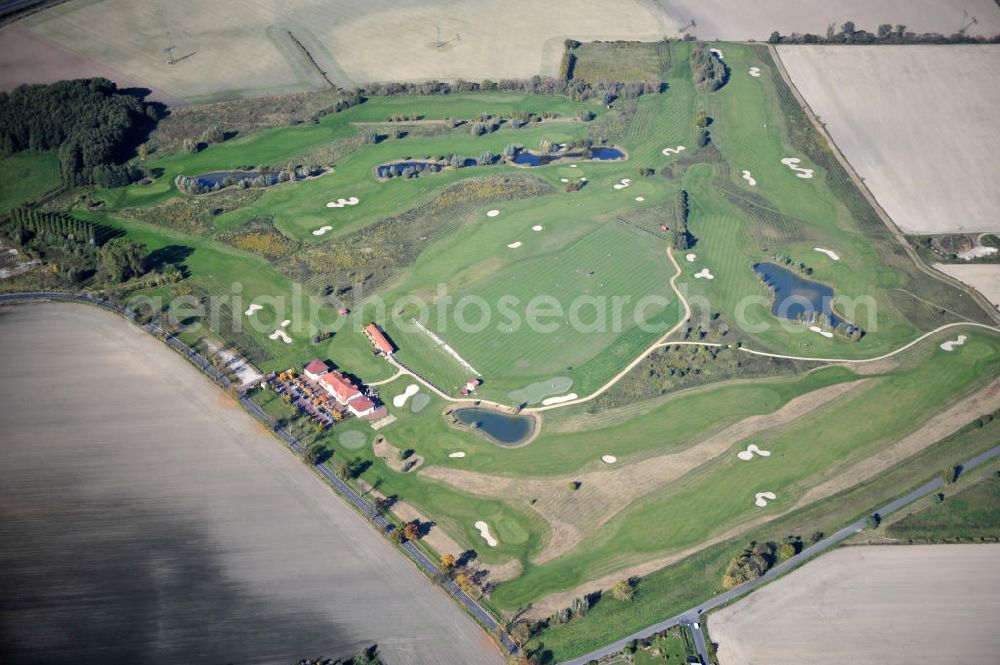 Aerial photograph Groß Kienitz - Blick auf den Golfplatz Groß Kienitz südöstlich des Flughafen BBI- Neubau. Zu den Golfanlagen Gross Kienitz gehören ein 18 Loch Meisterschaftsplatz, ein öffentlicher 9 Loch Platz sowie ein ebenfalls öffentlicher 3 Loch Übungsparcours. Die Golfanlagen Gross Kienitz sind erreichbar An der Straße nach Dahlewitz in 15831 Groß Kienitz. View the golf course Great Kienitz southeast of the airport BBI Construction.