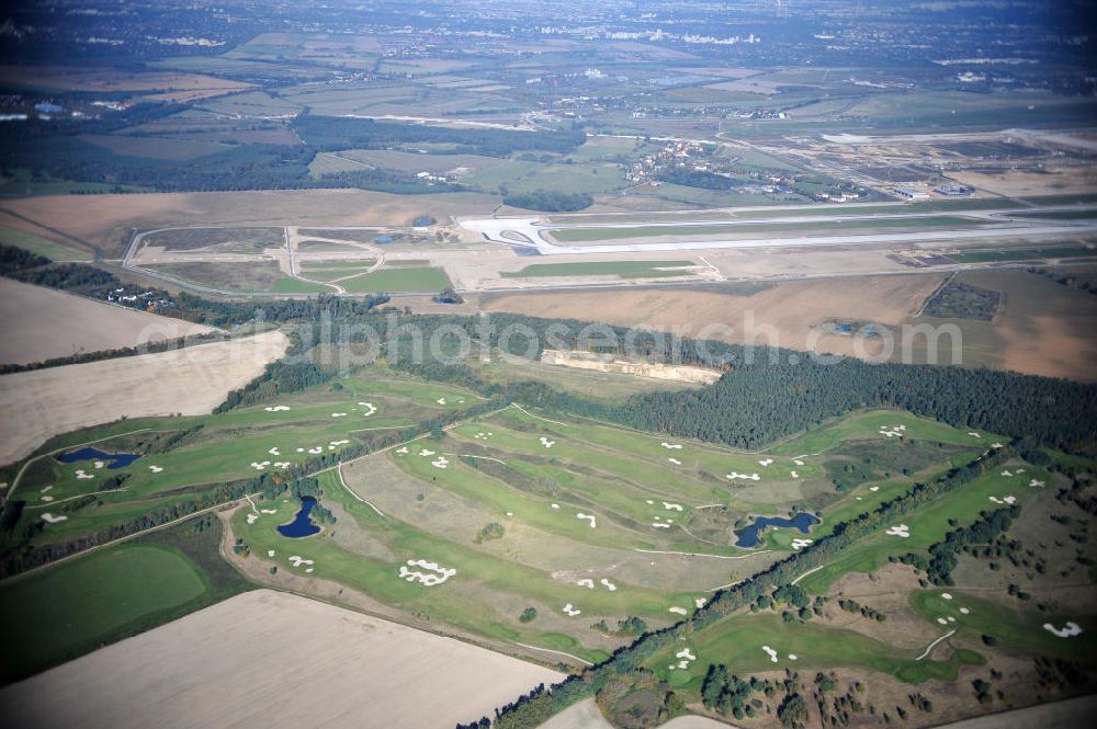 Groß Kienitz from above - Blick auf den Golfplatz Groß Kienitz südöstlich des Flughafen BBI- Neubau. Zu den Golfanlagen Gross Kienitz gehören ein 18 Loch Meisterschaftsplatz, ein öffentlicher 9 Loch Platz sowie ein ebenfalls öffentlicher 3 Loch Übungsparcours. Die Golfanlagen Gross Kienitz sind erreichbar An der Straße nach Dahlewitz in 15831 Groß Kienitz. View the golf course Great Kienitz southeast of the airport BBI Construction.