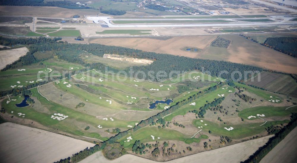 Groß Kienitz from the bird's eye view: Blick auf den Golfplatz Groß Kienitz südöstlich des Flughafen BBI- Neubau. Zu den Golfanlagen Gross Kienitz gehören ein 18 Loch Meisterschaftsplatz, ein öffentlicher 9 Loch Platz sowie ein ebenfalls öffentlicher 3 Loch Übungsparcours. Die Golfanlagen Gross Kienitz sind erreichbar An der Straße nach Dahlewitz in 15831 Groß Kienitz. View the golf course Great Kienitz southeast of the airport BBI Construction.