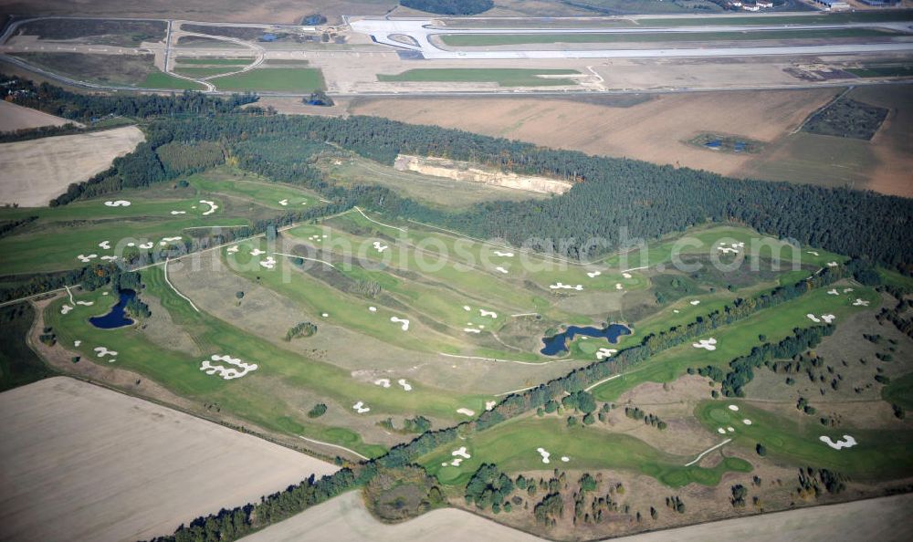 Aerial image Groß Kienitz - Blick auf den Golfplatz Groß Kienitz südöstlich des Flughafen BBI- Neubau. Zu den Golfanlagen Gross Kienitz gehören ein 18 Loch Meisterschaftsplatz, ein öffentlicher 9 Loch Platz sowie ein ebenfalls öffentlicher 3 Loch Übungsparcours. Die Golfanlagen Gross Kienitz sind erreichbar An der Straße nach Dahlewitz in 15831 Groß Kienitz. View the golf course Great Kienitz southeast of the airport BBI Construction.