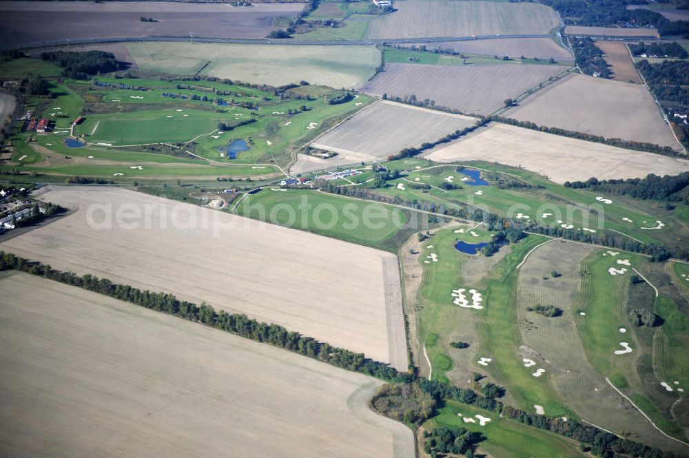 Aerial photograph Groß Kienitz - Blick auf den Golfplatz Groß Kienitz südöstlich des Flughafen BBI- Neubau. Zu den Golfanlagen Gross Kienitz gehören ein 18 Loch Meisterschaftsplatz, ein öffentlicher 9 Loch Platz sowie ein ebenfalls öffentlicher 3 Loch Übungsparcours. Die Golfanlagen Gross Kienitz sind erreichbar An der Straße nach Dahlewitz in 15831 Groß Kienitz. View the golf course Great Kienitz southeast of the airport BBI Construction.