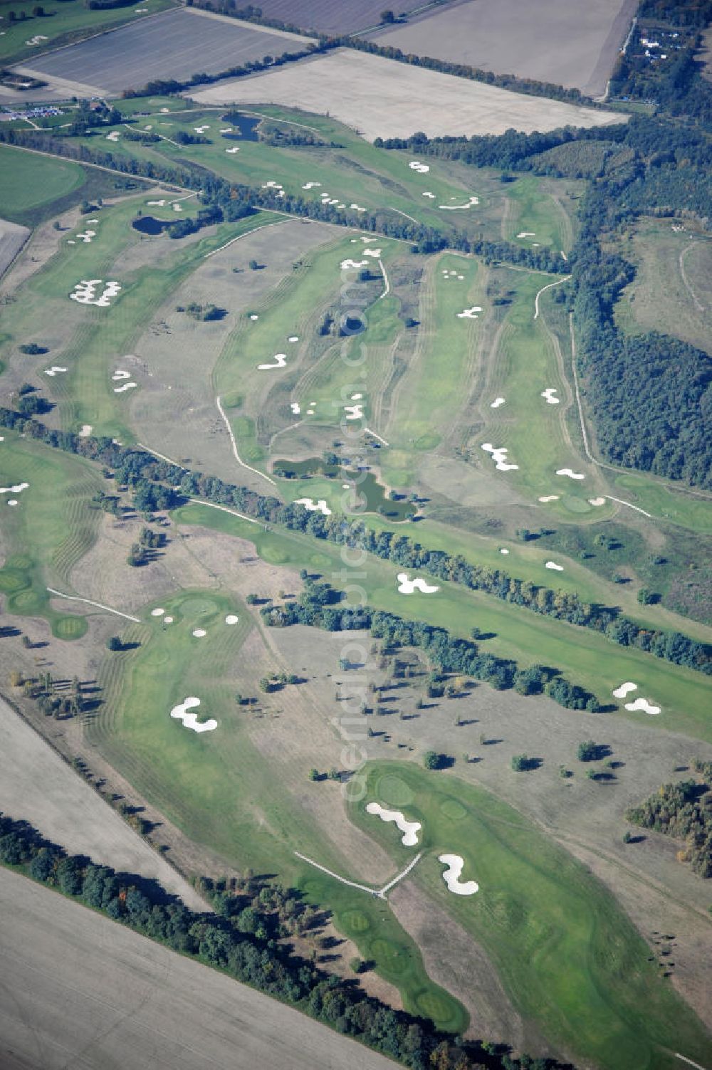 Groß Kienitz from the bird's eye view: Blick auf den Golfplatz Groß Kienitz südöstlich des Flughafen BBI- Neubau. Zu den Golfanlagen Gross Kienitz gehören ein 18 Loch Meisterschaftsplatz, ein öffentlicher 9 Loch Platz sowie ein ebenfalls öffentlicher 3 Loch Übungsparcours. Die Golfanlagen Gross Kienitz sind erreichbar An der Straße nach Dahlewitz in 15831 Groß Kienitz. View the golf course Great Kienitz southeast of the airport BBI Construction.