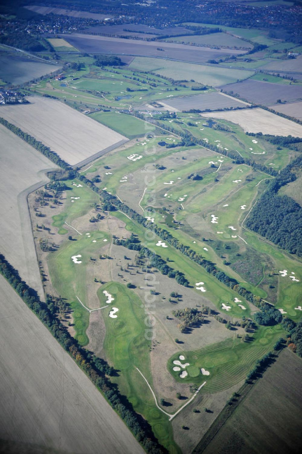 Aerial image Groß Kienitz - Blick auf den Golfplatz Groß Kienitz südöstlich des Flughafen BBI- Neubau. Zu den Golfanlagen Gross Kienitz gehören ein 18 Loch Meisterschaftsplatz, ein öffentlicher 9 Loch Platz sowie ein ebenfalls öffentlicher 3 Loch Übungsparcours. Die Golfanlagen Gross Kienitz sind erreichbar An der Straße nach Dahlewitz in 15831 Groß Kienitz. View the golf course Great Kienitz southeast of the airport BBI Construction.