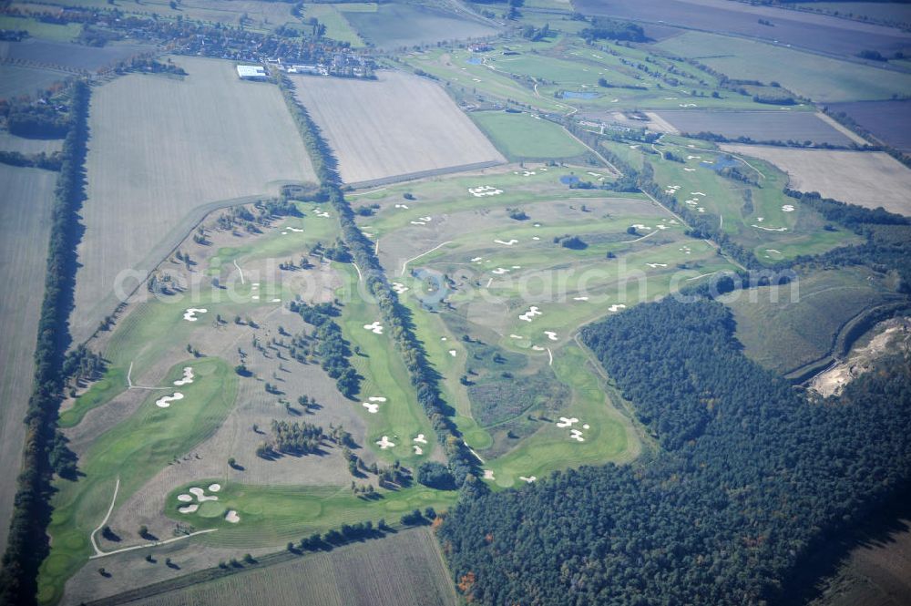 Aerial photograph Groß Kienitz - Blick auf den Golfplatz Groß Kienitz südöstlich des Flughafen BBI- Neubau. Zu den Golfanlagen Gross Kienitz gehören ein 18 Loch Meisterschaftsplatz, ein öffentlicher 9 Loch Platz sowie ein ebenfalls öffentlicher 3 Loch Übungsparcours. Die Golfanlagen Gross Kienitz sind erreichbar An der Straße nach Dahlewitz in 15831 Groß Kienitz. View the golf course Great Kienitz southeast of the airport BBI Construction.