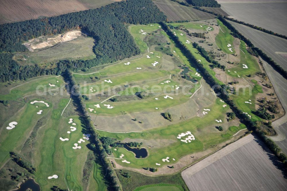 Groß Kienitz from above - Blick auf den Golfplatz Groß Kienitz südöstlich des Flughafen BBI- Neubau. Zu den Golfanlagen Gross Kienitz gehören ein 18 Loch Meisterschaftsplatz, ein öffentlicher 9 Loch Platz sowie ein ebenfalls öffentlicher 3 Loch Übungsparcours. Die Golfanlagen Gross Kienitz sind erreichbar An der Straße nach Dahlewitz in 15831 Groß Kienitz. View the golf course Great Kienitz southeast of the airport BBI Construction.